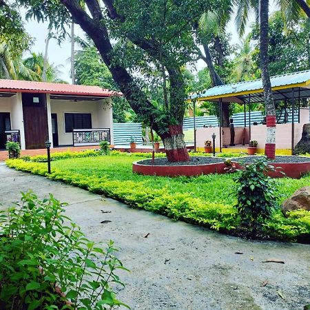 ホテル Happy Holiday Alibaug アリバグ エクステリア 写真
