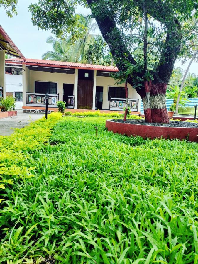 ホテル Happy Holiday Alibaug アリバグ エクステリア 写真