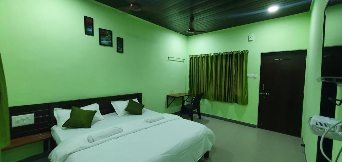 ホテル Happy Holiday Alibaug アリバグ エクステリア 写真