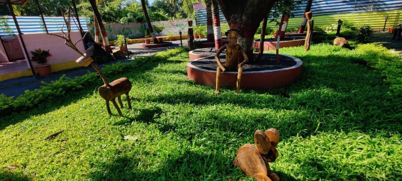 ホテル Happy Holiday Alibaug アリバグ エクステリア 写真