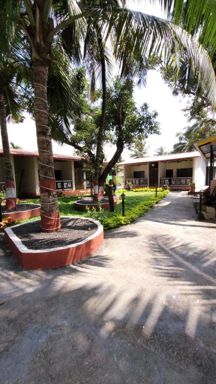 ホテル Happy Holiday Alibaug アリバグ エクステリア 写真