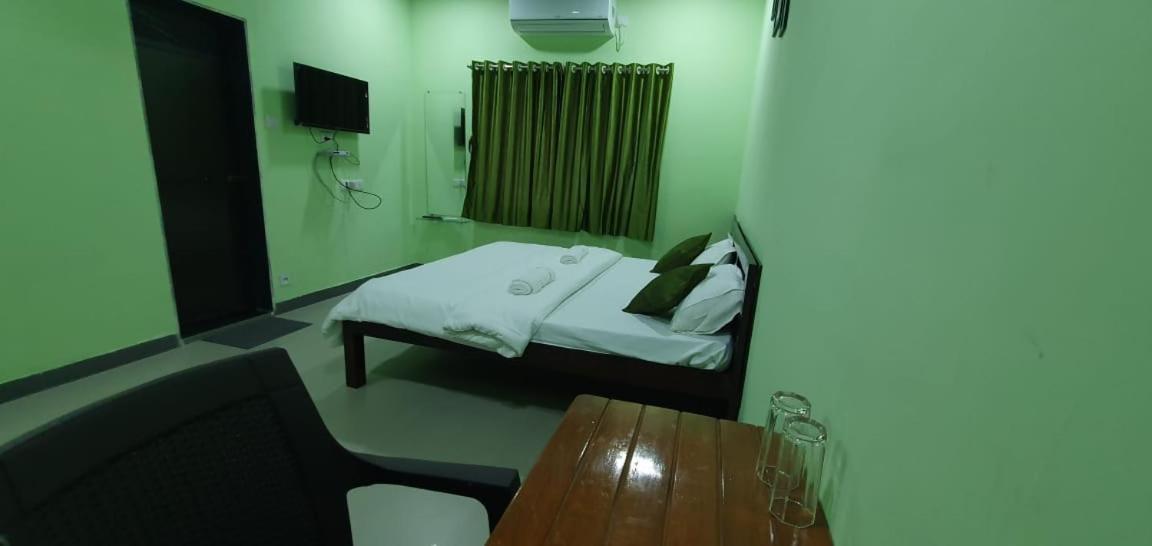 ホテル Happy Holiday Alibaug アリバグ エクステリア 写真